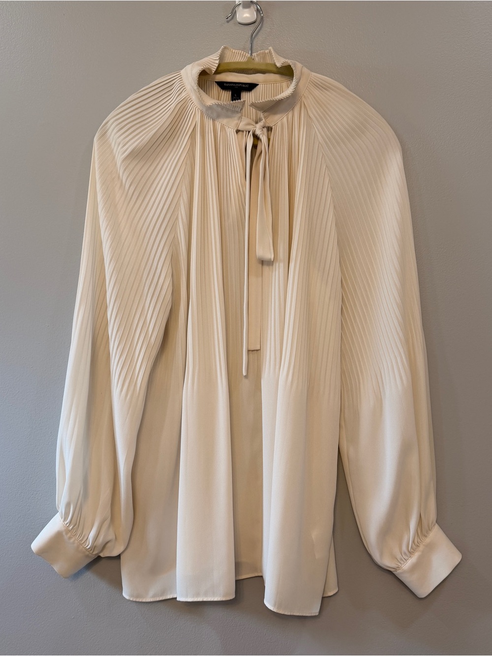 Banana Republic Cream Pleated Tie-Neck Blouse size Large